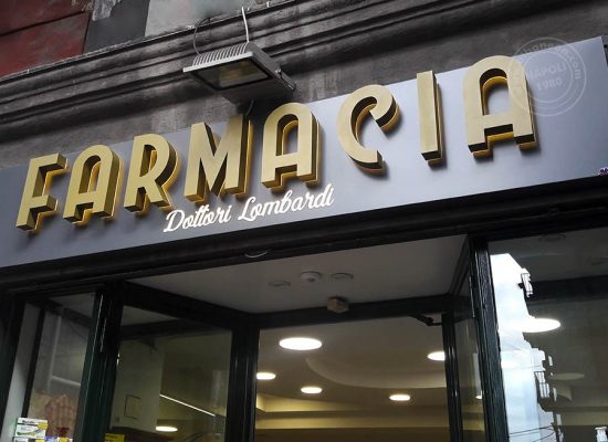 Insegne per farmacie su box in alluminio con lettere in acciaio effetto gold